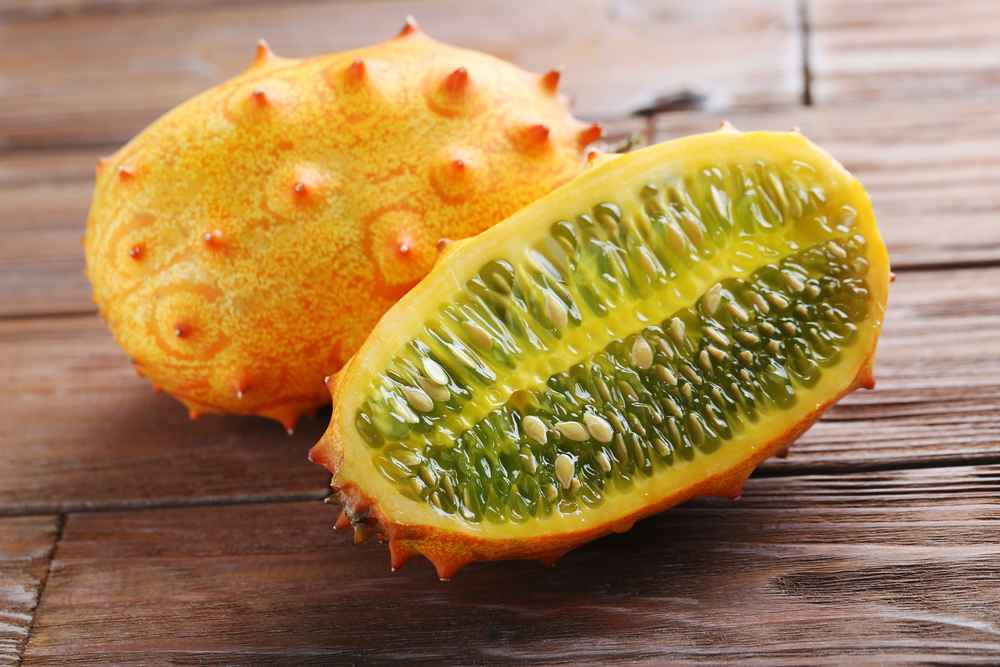 Kiwano rozkrojené na polovicu s typickou zelenou želé dužinou a semienkami