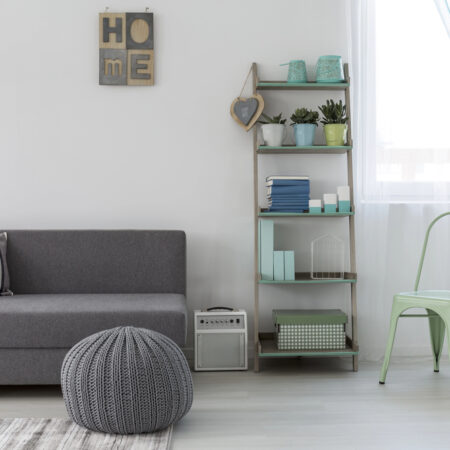 Štýlová obývačka v modernom škandinávskom štýle s minimalistickým nábytkom a svetlými farbami