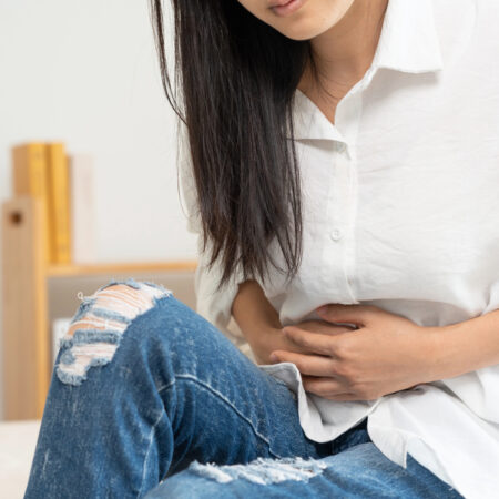 Bylinky na otravu jedlom. otrava jedlom bolesť brucha žena tráviace problémy