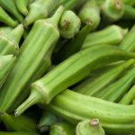 Čerstvé zelené struky okry bohaté na vlákninu, antioxidanty a vitamíny prospešné pre zdravie.