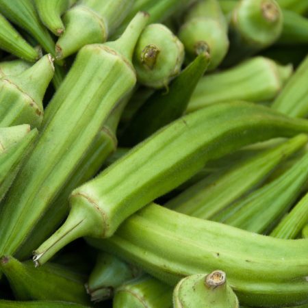 Čerstvé zelené struky okry bohaté na vlákninu, antioxidanty a vitamíny prospešné pre zdravie.