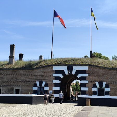 Terezín pozná každý. Len málokto však vie, prečo sem každoročne prichádzajú delegácie zo Srbska