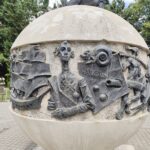 Móric Beňovský, Detail pamätníka Mórica Beňovského vo Vrbovom s reliéfmi z jeho života