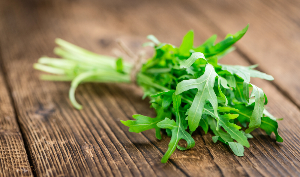 Čerstvá rukola bohatá na vitamíny a rastlinné látky prospešné pre pestrú stravu