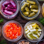 Rýchle konzervovanie zeleniny – nakladané uhorky, paprika a ďalšia zelenina v náleve