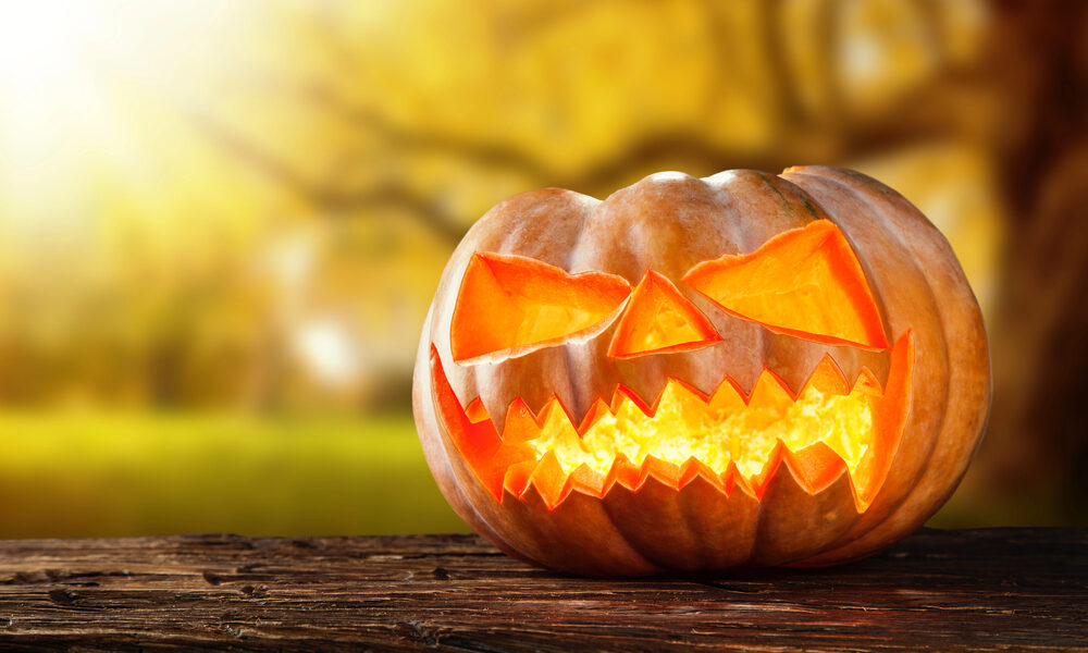 Tekvica na Halloween vyrezaná do podoby strašidelného svietiaceho lampáša