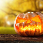 Tekvica na Halloween vyrezaná do podoby strašidelného svietiaceho lampáša